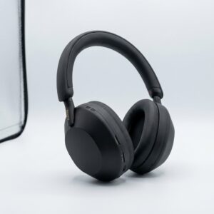 هدفون بی‌سیم سونی مدل WH-1000XM5 با نویز کنسلینگ فعال (ANC)، درگاه شارژ USB Type-C، دارای 4 میکروفون با فناوری Beamforming، پشتیبانی از دستیار صوتی، قابلیت اتصال همزمان به دو دستگاه